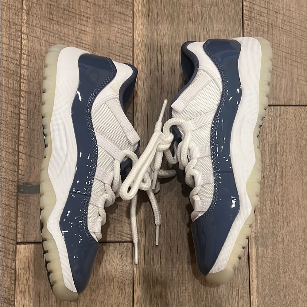 **Brand New** Nike Jordan 11  Retro 3 Y White and Midnight Navy Sneakers - Picture 3 of 5